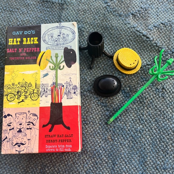 Vintage Salt and Pepper Shaker in original box - Picture 2 of 6